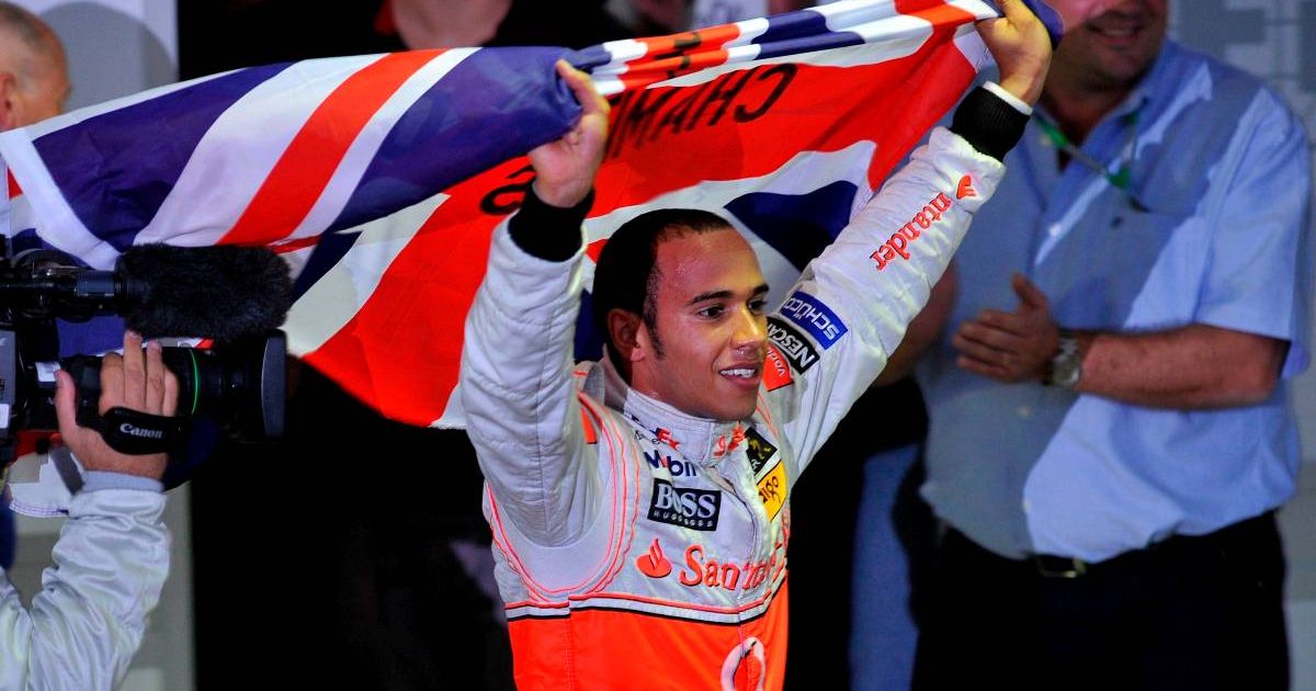 刘易斯·汉密尔顿在赢得他的第一个F1世界冠军后庆祝。英特拉格斯2008年11月。
