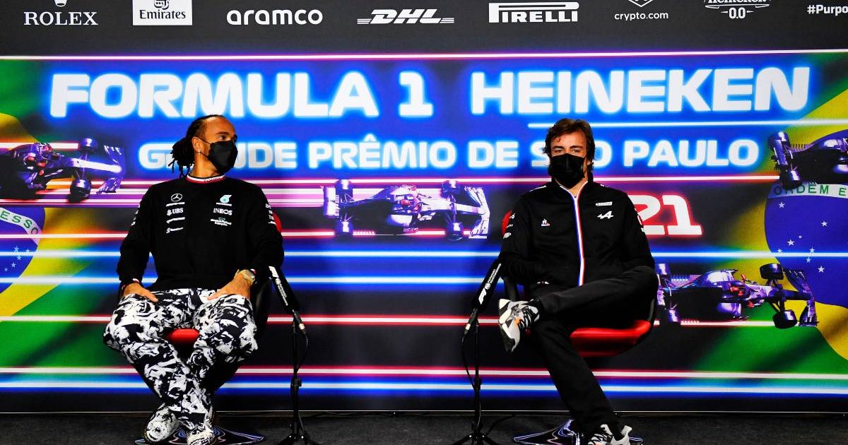刘易斯·汉密尔顿和费尔南多·阿隆索在新闻发布会上。2021年11月英特拉格斯赛道。