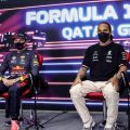 Max Verstappen和Lewis Hamilton在新闻发布会上。卡塔尔,2021年11月。