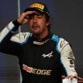 Fernando Alonso从讲台上看起来。卡塔尔，2021年11月。