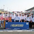 国际汽联赛事总监迈克尔·马西和国际汽联主席让·托德带着卡塔尔元帅志愿者。卡塔尔2021年11月