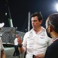 Valtteri Bottas与Toto Wolff和Lewis Hamilton交谈。卡塔尔2021年11月