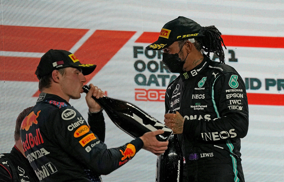 Max Verstappen在Lewis Hamilton旁边喝香槟。卡塔尔2021年11月
