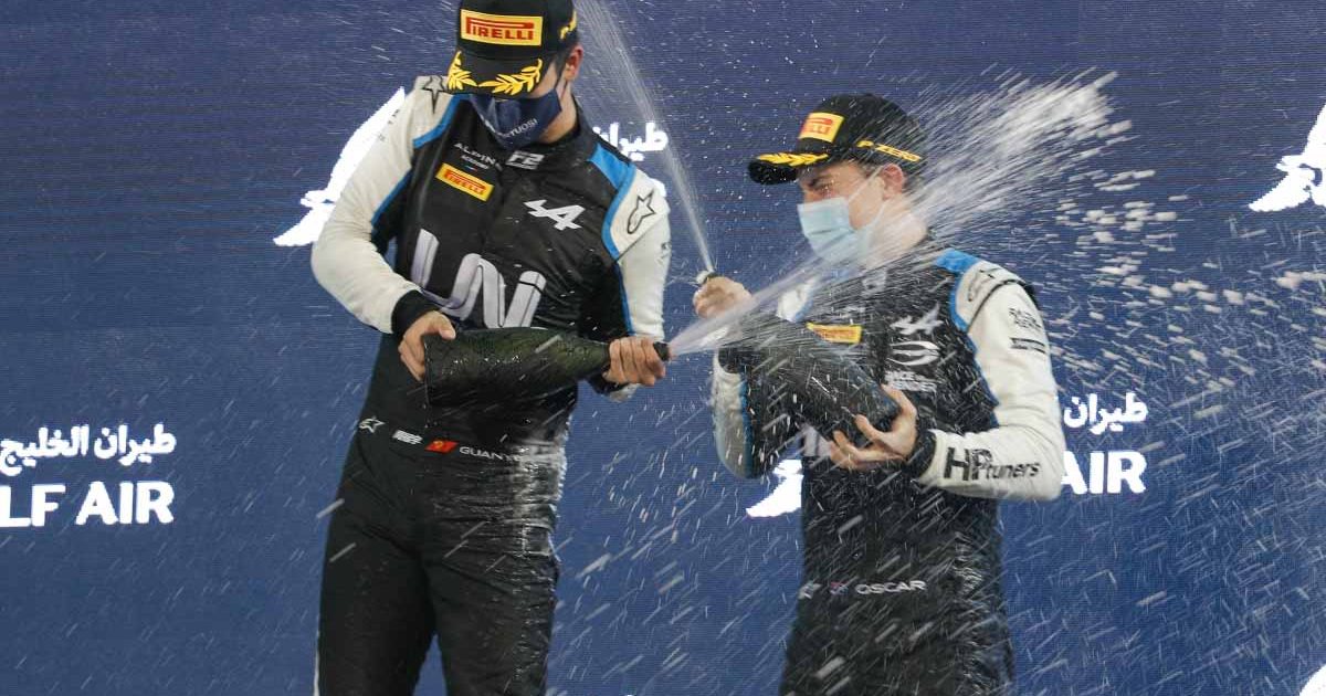 在F2领奖台上的周冠宇和奥斯卡·皮亚斯特里。2021年3月巴林。