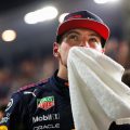 Max Verstappen用毛巾擦脸。卡塔尔，2021年11月。