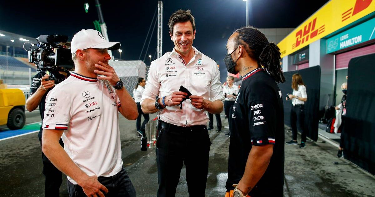 Valtteri Bottas, Lewis Hamilton and Toto Wolff of Mercedes talking. Qatar, November 2021.