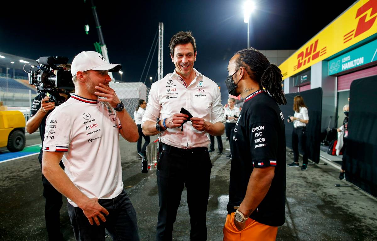 Valtteri Bottas, Lewis Hamilton and Toto Wolff of Mercedes talking. Qatar, November 2021.