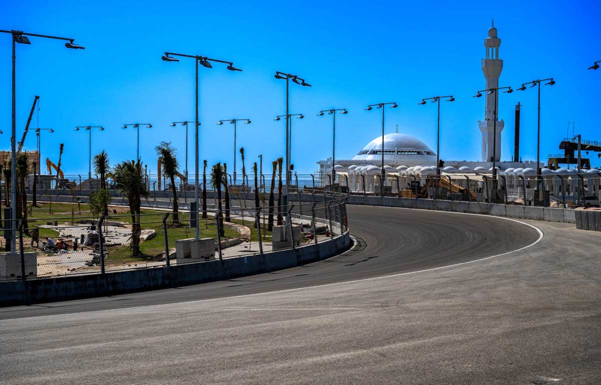 Les travaux du circuit de Djeddah, en Arabie Saoudite, se sont terminés juste à temps. Le virage 13 présente un léger banking, pour augmenter la vitesse.