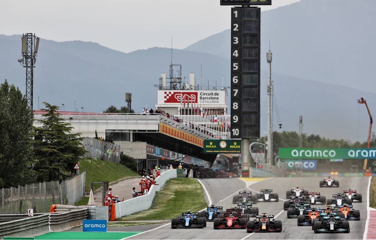 在西班牙大奖赛中，赛车接近开始制动区域。2021年5月巴塞罗那。