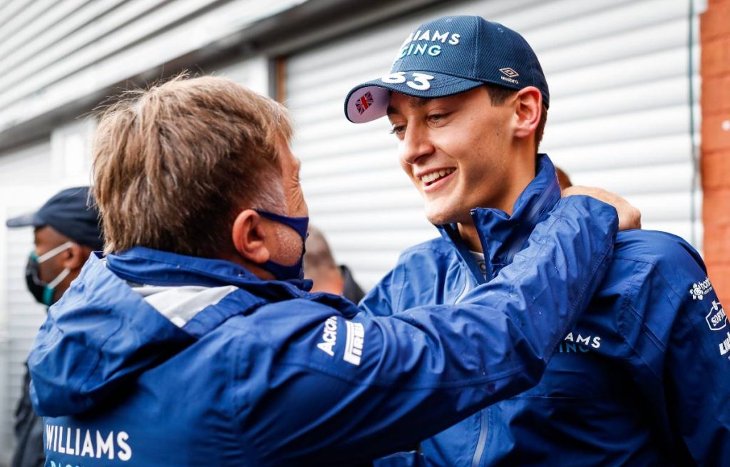 乔治·拉塞尔对着乔斯特·卡皮托微笑。2021年8月Spa-Francorchamps。