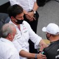 托托·沃尔夫在意大利大奖赛排位赛后与瓦尔特里·博塔斯交谈。2021年9月蒙扎。