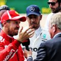 塞巴斯蒂安维特尔在英国大奖赛与马丁布伦德尔谈话。2021年7月银石赛道。