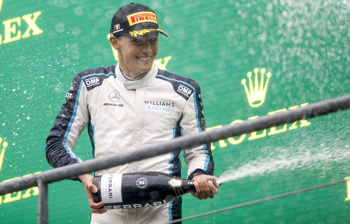 George Russell rociando la efervescencia despuu00e9s de terminar segundo en el GP de Bu00e9lgica.  Spa-Francorchamps agosto 2021.