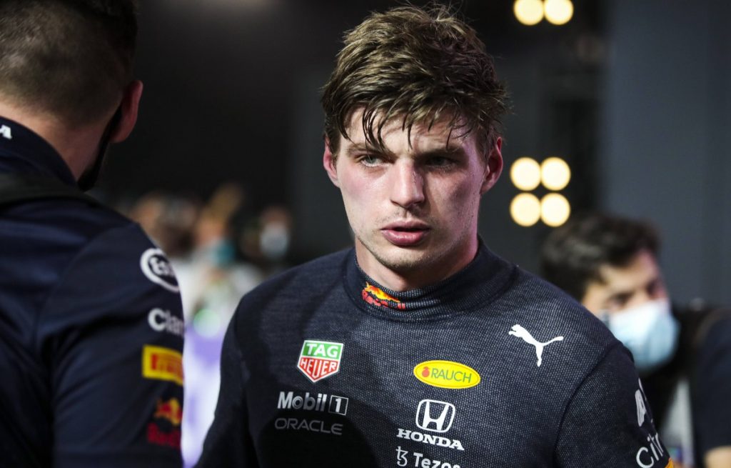 Max Verstappen在沙特阿拉伯大奖赛后看起来很累。2021年12月。