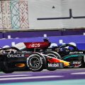 马克斯·维斯塔潘和刘易斯·汉密尔顿在沙特阿拉伯大奖赛上。吉达2021年12月。
