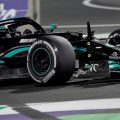 刘易斯·汉密尔顿（Lewis Hamilton）有前机翼伤害。沙特阿拉伯，2021年12月。