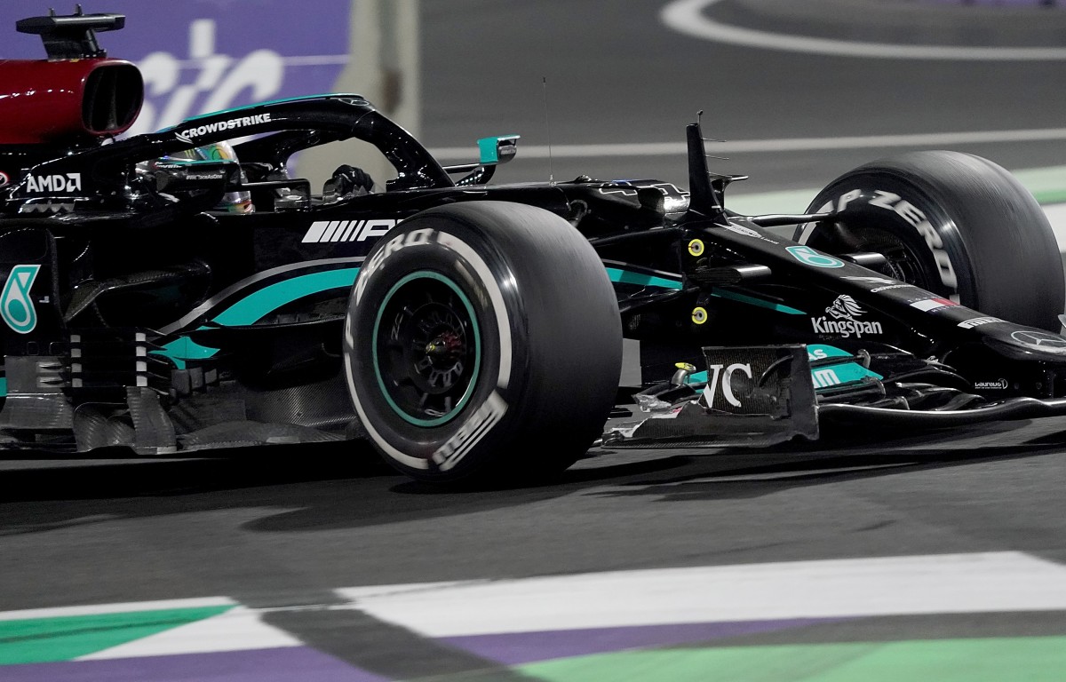 Lewis Hamilton with front wing damage. Saudi Arabia, December 2021.