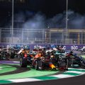 汽车到达沙特阿拉伯大奖赛的第一个刹车区。吉达，2021年12月。