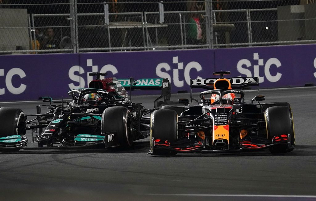 Lewis Hamilton and Max Verstappen fighting. Saudi Arabia December 2021