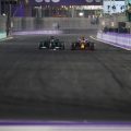Lewis Hamilton和Max Verstappen并肩而行。沙特阿拉伯，2021年12月。