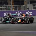 Lewis Hamilton和Max Verstappen并肩而行。沙特阿拉伯2021年12月