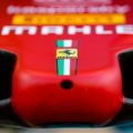 法拉利的标志在他们的F1赛车的前锥上。阿布扎比，2021年12月。