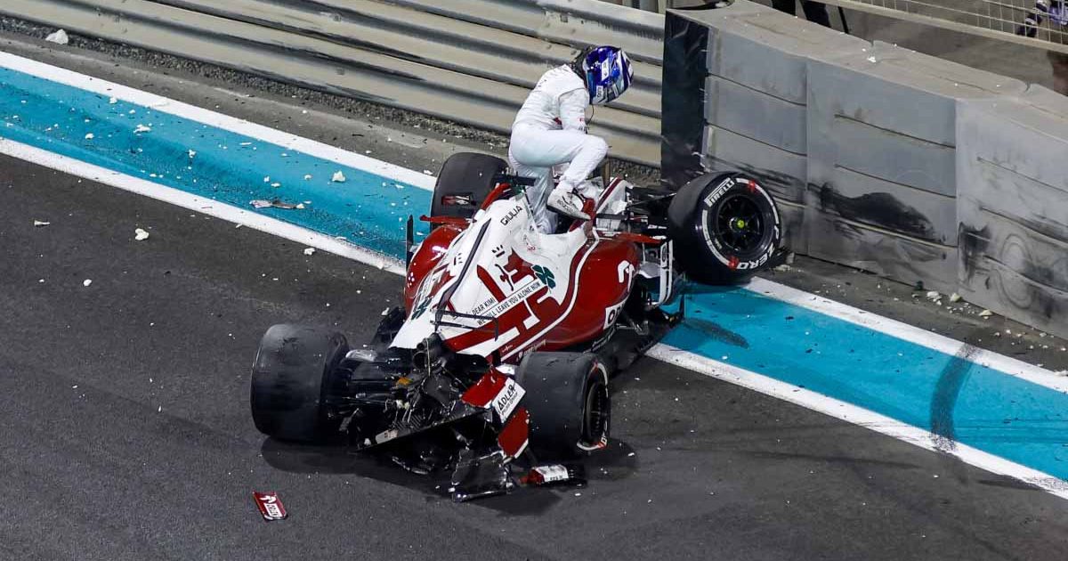 基米·莱科宁在FP2比赛中撞车。阿布扎比，2021年12月。