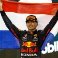 Max Verstappen高举着荷兰国旗。2021年12月。