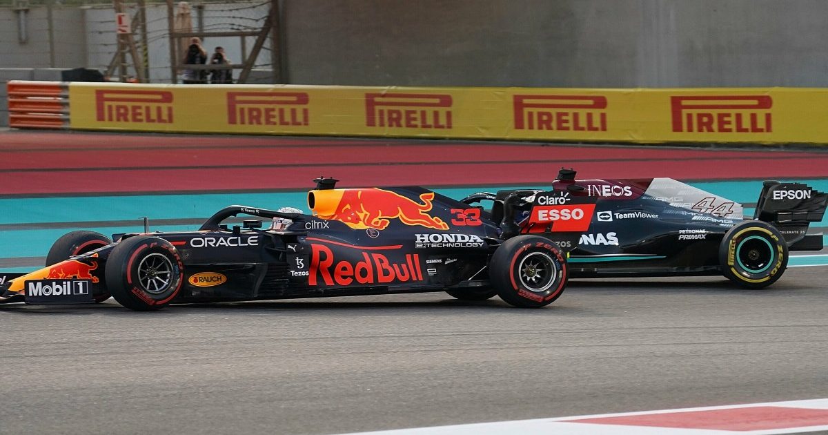 Max Verstappen和刘易斯·汉密尔顿战斗。阿布Dhabi, December 2021.