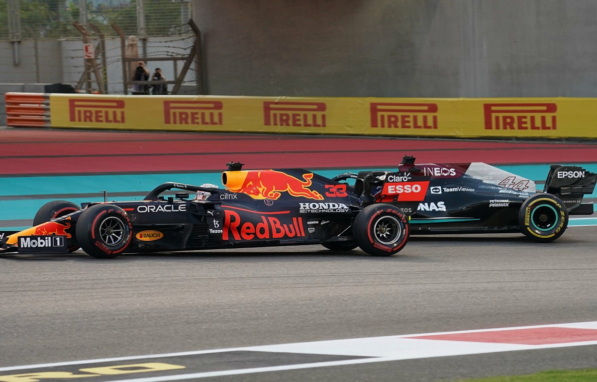 Max Verstappen and Lewis Hamilton battle. Abu Dhabi, December 2021.