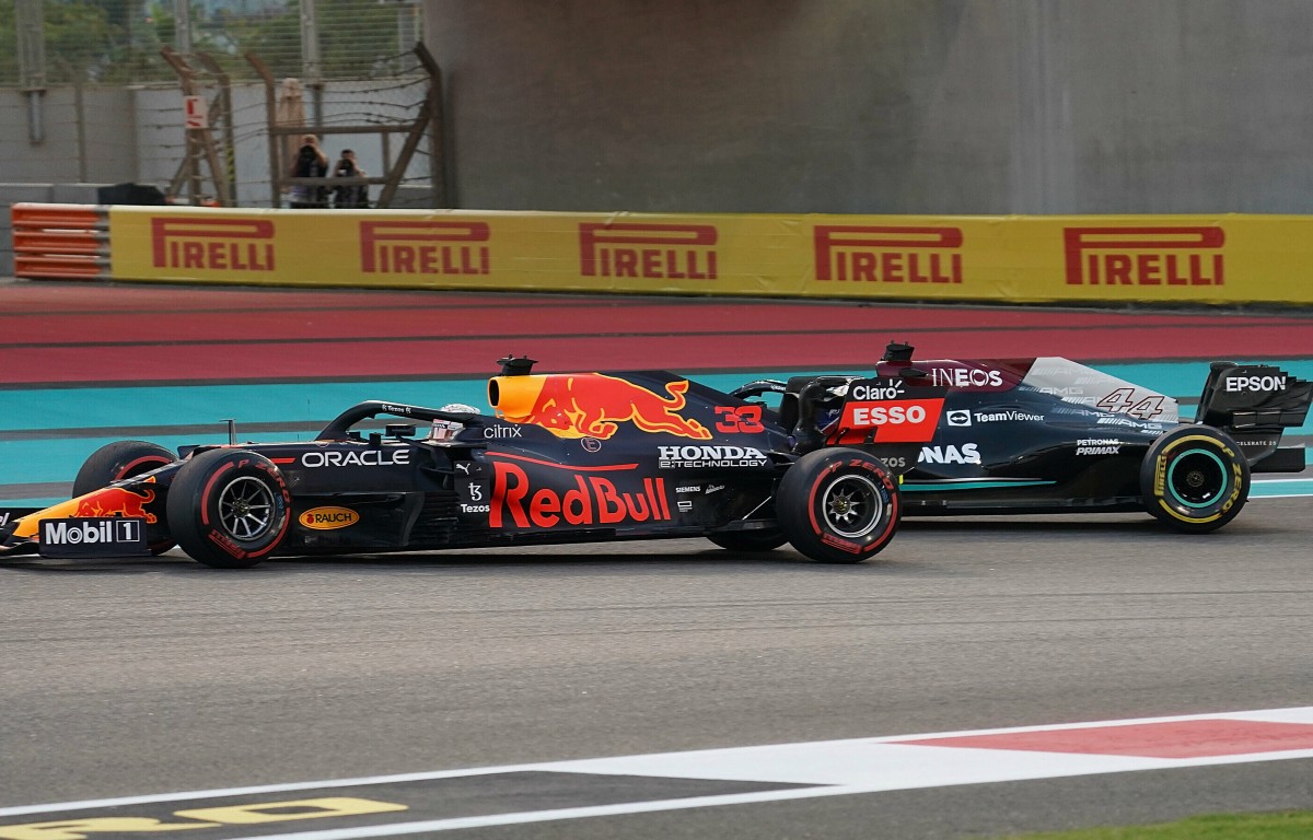 Max Verstappen和刘易斯·汉密尔顿战斗。阿布Dhabi, December 2021.