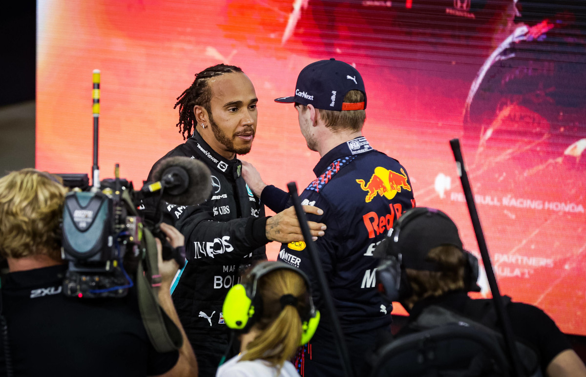 Lewis Hamilton congratulates Max Verstappen. Abu Dhabi December 2021.