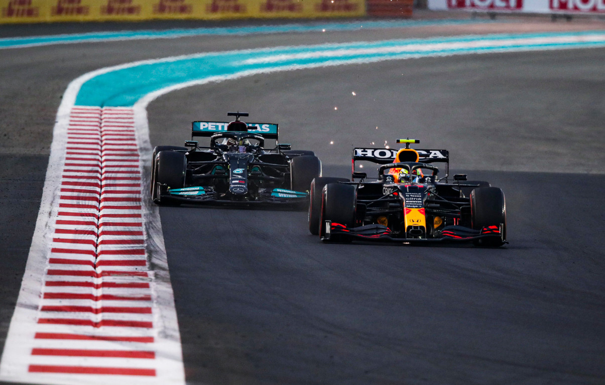 Sergio Perez defending against Lewis Hamilton. Abu Dhabi December 2021