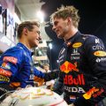 兰多·诺里斯祝贺Max Verstappen获得世界冠军。阿布扎比2021年12月