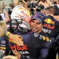 Max Verstappen在赢得阿布扎比大奖赛后拥抱Sergio Perez。
