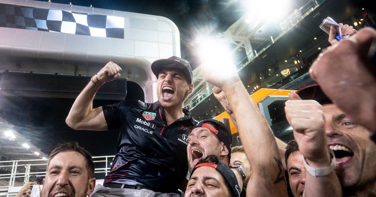 Max Verstappen庆祝他赢得冠军。阿布扎比，2021年12月。