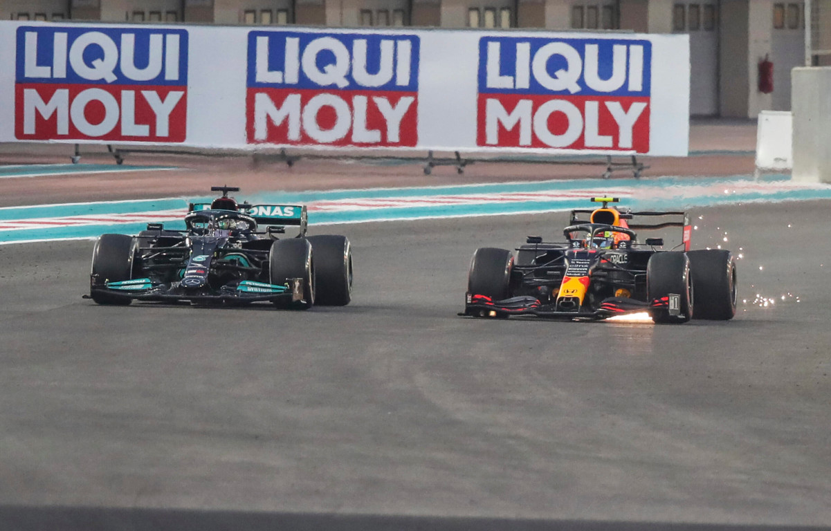 Sergio Perez defends against Lewis Hamilton. Abu Dhabi December 2021