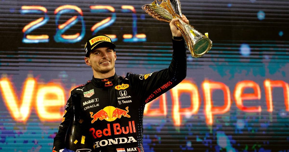 Max Verstappen campeón del mundo 2021 en el podio de Abu Dhabi en Yas Marina