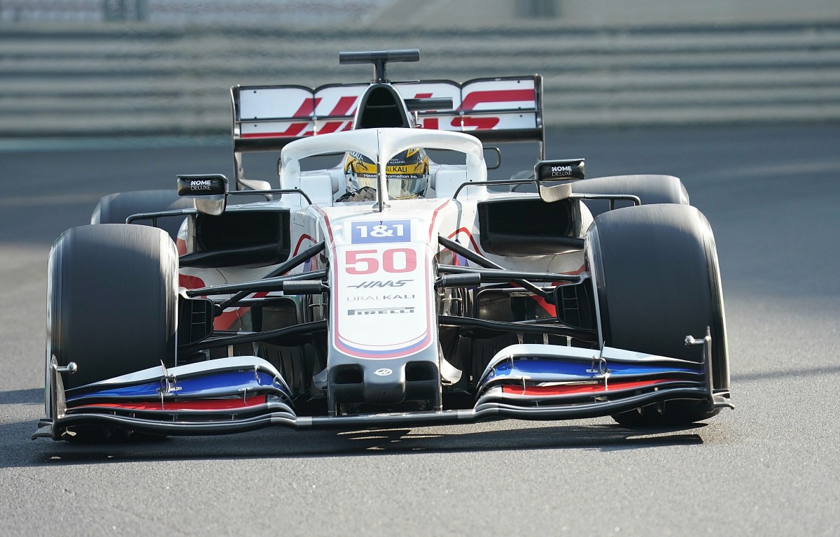 Robert Shwartzman drives the 2021 Haas. Abu Dhabi, December 2021.