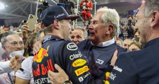 Max Verstappen和红牛赛车运动顾问Helmut Marko拥抱。阿布扎比，2021年12月。