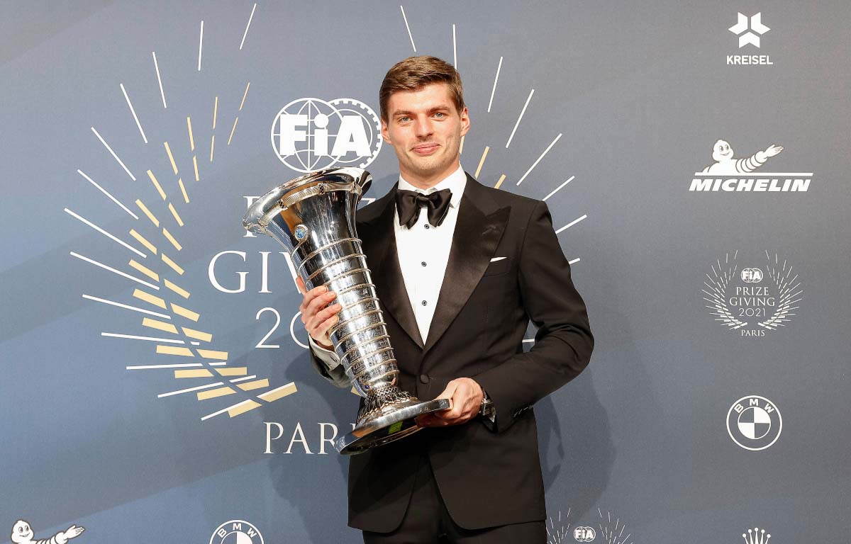 Max Verstappen手持车手奖杯。2021年12月巴黎。