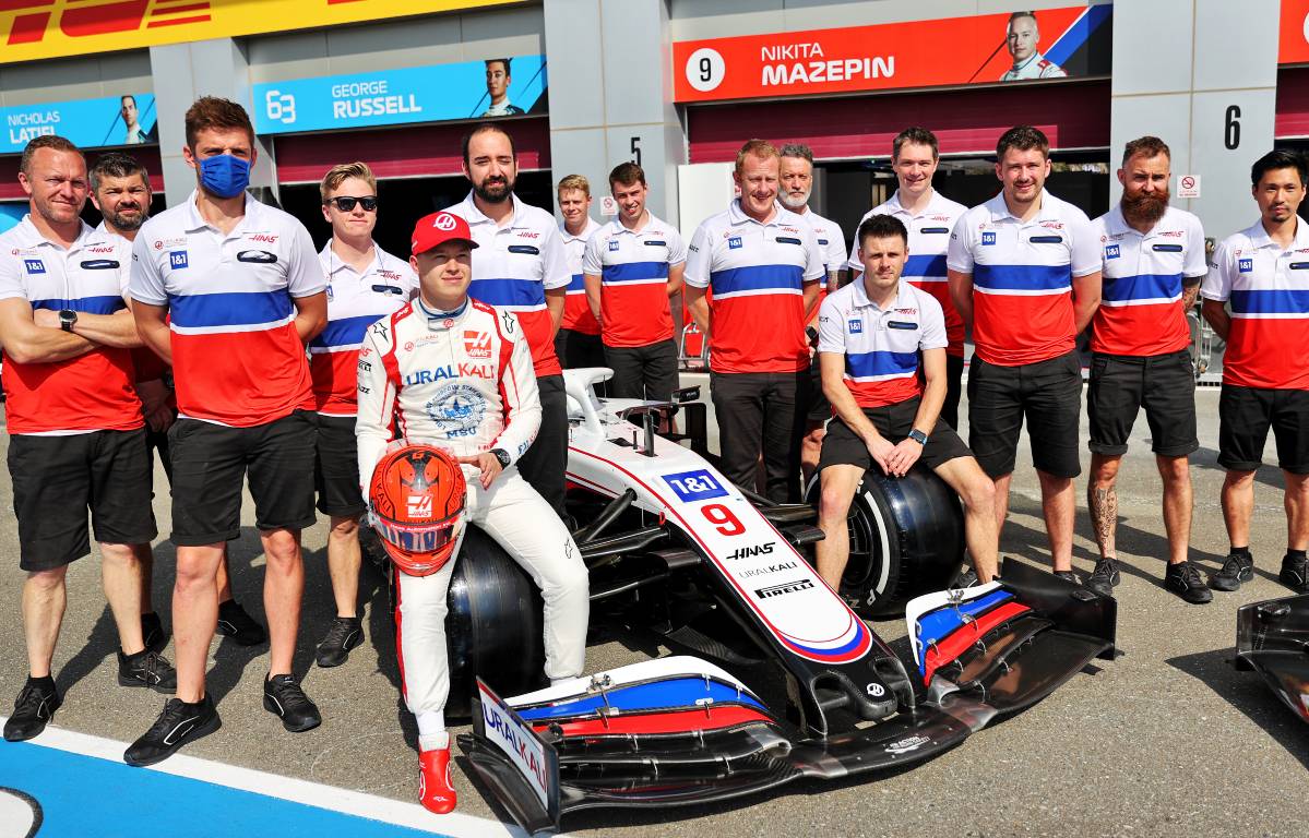 Nikita Mazepin and the Haas team pose for a photo. Lusail November 2021.
