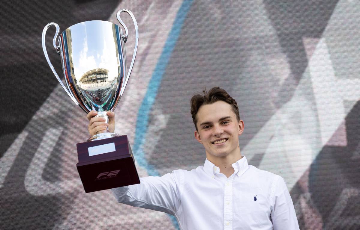 Oscar Piastri sosteniendo el trofeo del Campeonato de Fórmula 2.  Abu Dabi diciembre 2021.