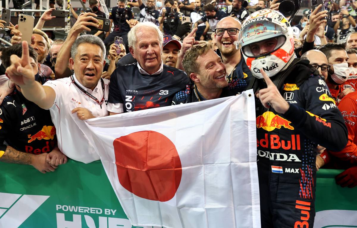 Max Verstappen，Helmut Marko和Honda的Masashi Yamamoto庆祝。阿布扎比2021年12月。