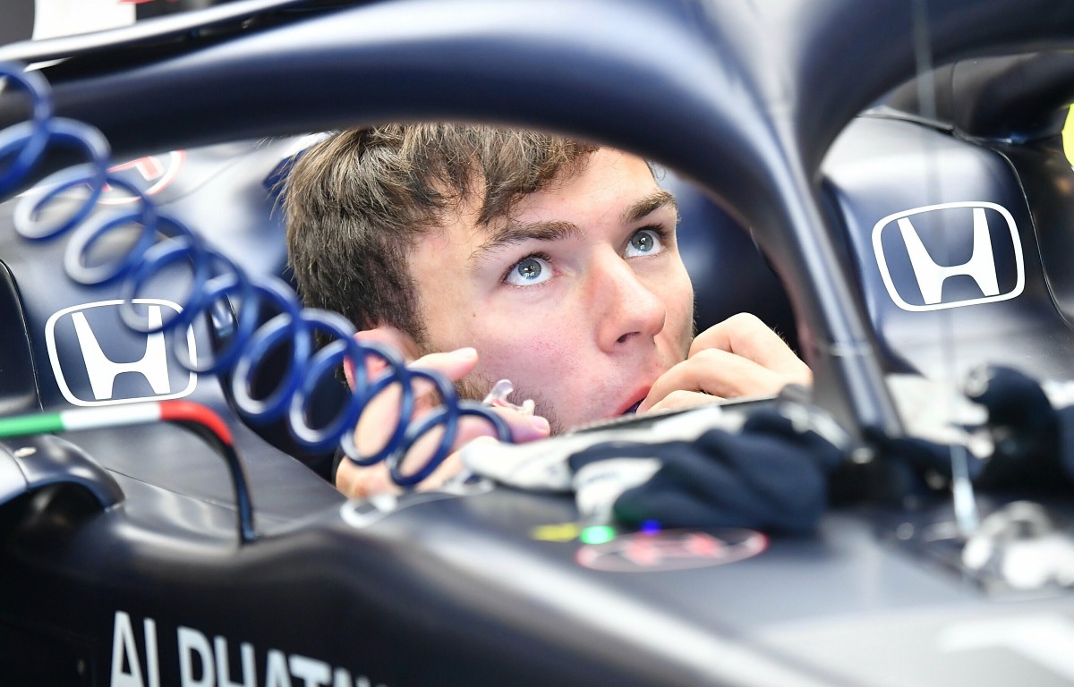 皮埃尔·加斯利(Pierre Gasly)从AlphaTauri驾驶舱内抬起头。阿布扎比，2021年12月。