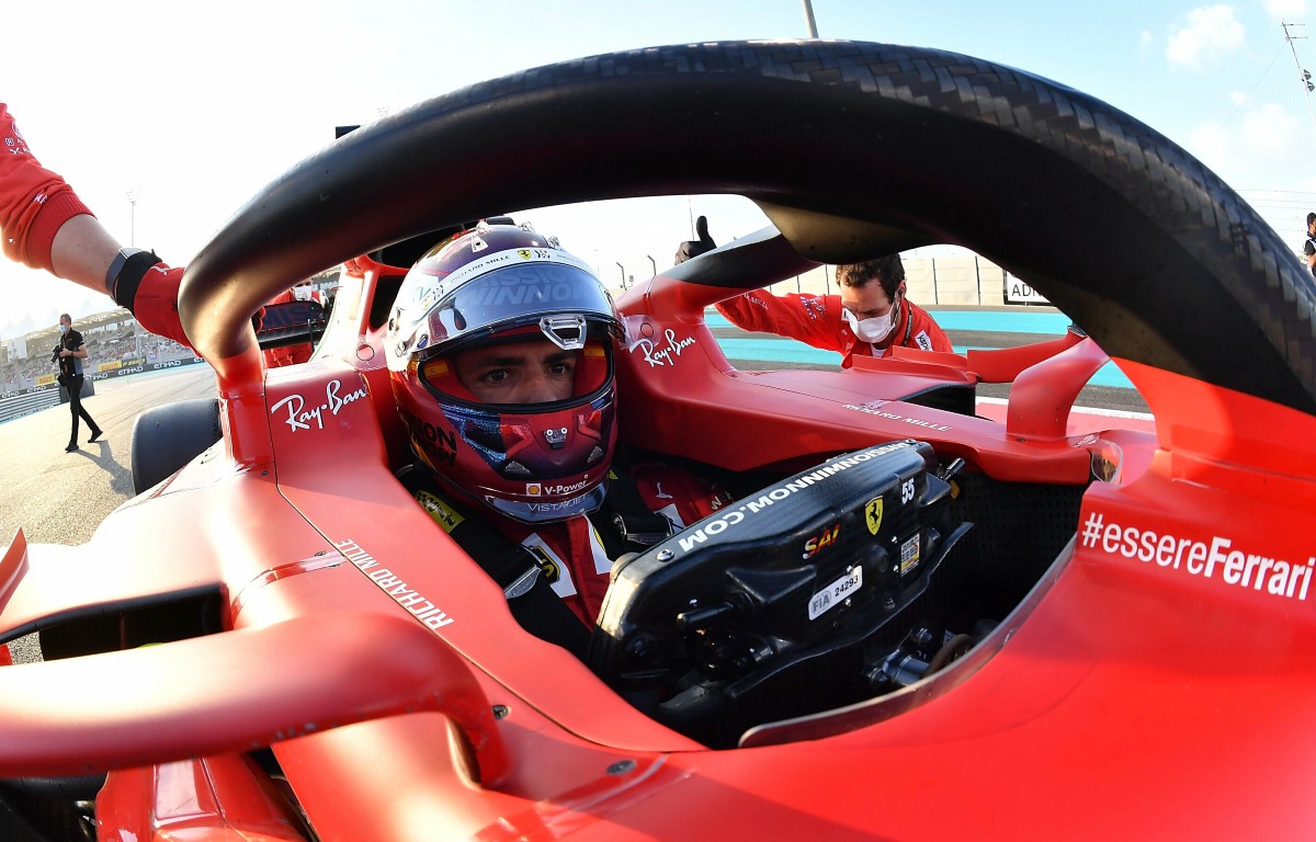 Carlos Sainz in the Ferrari cockpit. Abu Dhabi, December 2021.