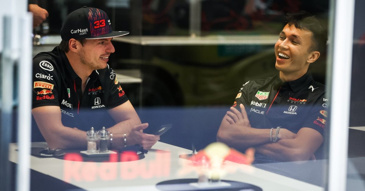 Max Verstappen和Alex Albon在笑。巴西2021年11月