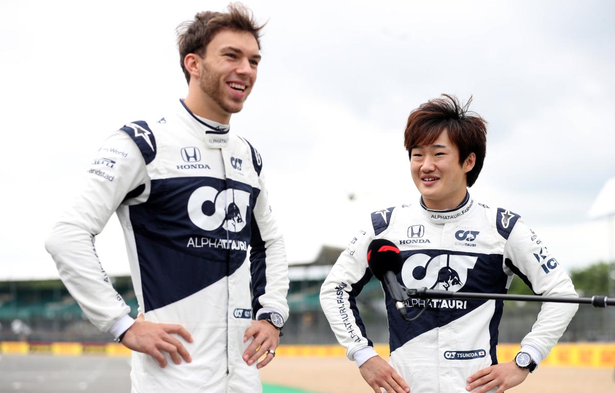 Pierre Gasly y Yuki Tsunoda son entrevistados.  Silverstone julio de 2021.