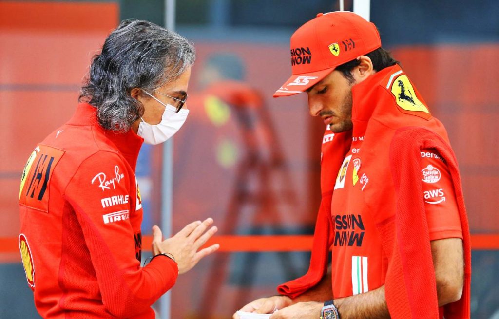 Laurent Mekies talking to Carlos Sainz at the Sao Paulo GP. Interlagos November 2021.