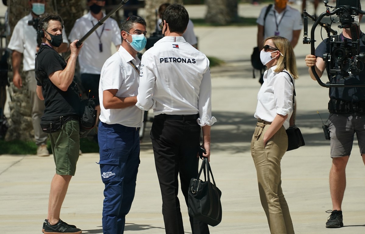 Toto Wolff speaking with Michael Masi. Bahrain, March 2021.